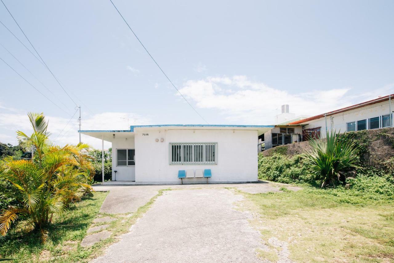 Отель Whale Okinawa Kadena Экстерьер фото